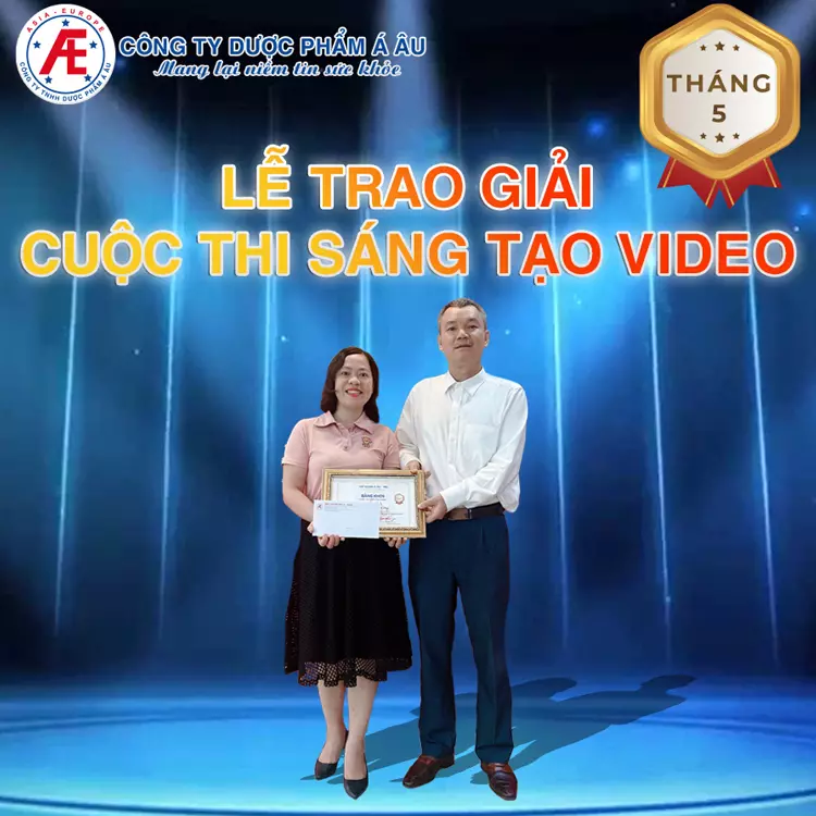 Chị Vũ Thị Hồng vui mừng nhận Bằng khen và phần thưởng từ Giám đốc Nguyễn Văn Bình.webp